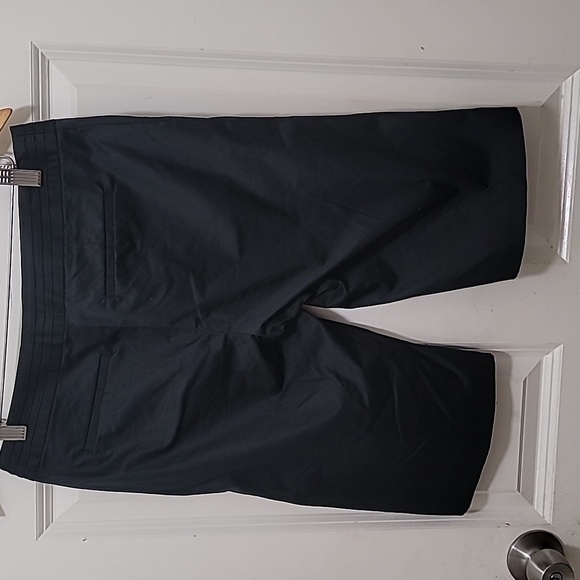 BANANA REPUBLIC WOMEN'S BLACK BERMUDA SHORT SIZE 2 - Picture 3 of 8